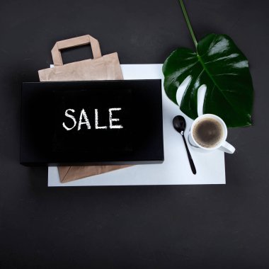 Promosyon kompozisyon Kara Cuma indirimi. Kara Cuma alışveriş konsepti. Üst görünüm, kopyalama alanı, karatahta.