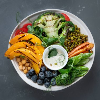 Buda kâsesi karışık ızgara sebze ve baklagiller. Sağlıklı beslenme konsepti. Üst görünüm