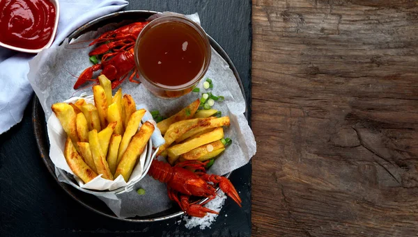 Deliciosos Lagostins Cozidos Batatas Fritas Caseiras Servidas Com Molhos Uma — Fotografia de Stock