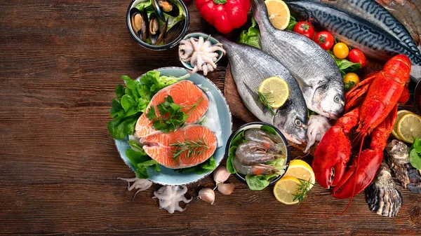 Peixe Fresco Frutos Mar Com Ervas Especiarias Legumes Fundo Madeira — Fotografia de Stock