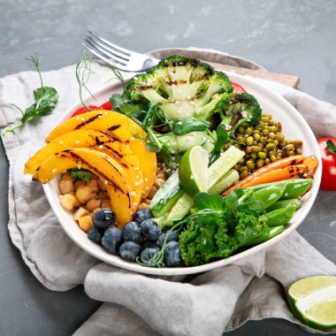 Buda kâsesi karışık ızgara sebze ve baklagiller. Sağlıklı yeme kavramı. 