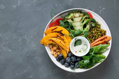 Buda kâsesi karışık ızgara sebze ve baklagiller. Sağlıklı beslenme konsepti. Üst görünüm, alanı kopyala