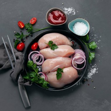 Baharatlı, otlu ve sebzeli taze çiğ tavuk filetosu. Akşam yemeğini hazırlıyorum. Üst görünüm, alanı kopyala