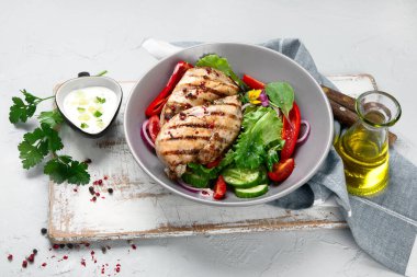 Izgara tavuk fileto ve taze sebze salatası. Sağlıklı yiyecekler. Keto diyeti. 