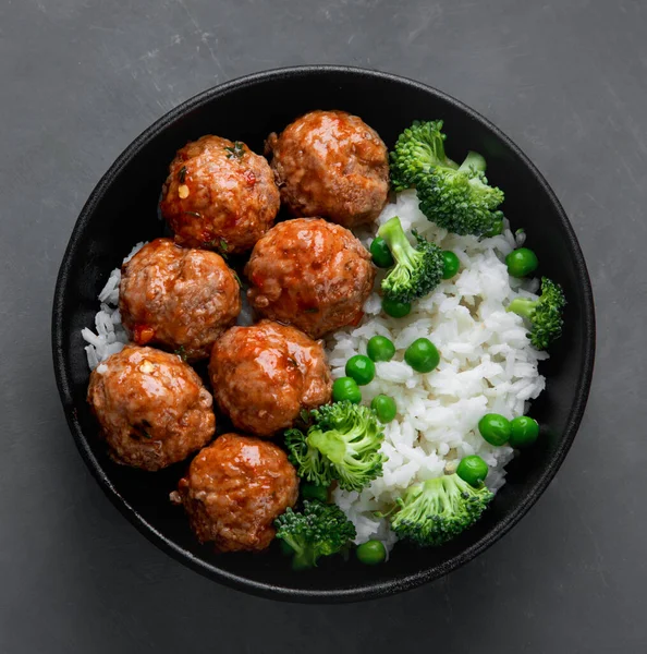 野菜と炒飯と自家製ミートボール バランスのとれた健康的な食品 トップ表示 — ストック写真