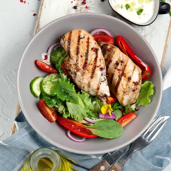 Grilled Chicken Fillet Fresh Vegetable Salad Healthy Food Keto Diet — Stock Photo, Image
