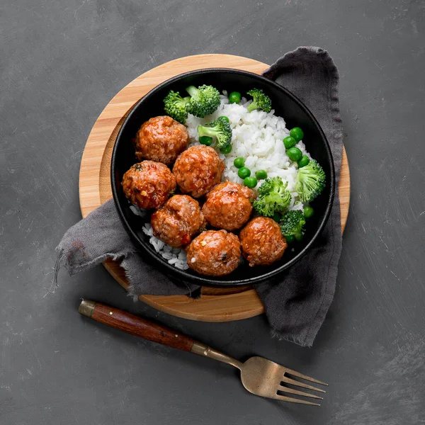 Hausgemachte Frikadellen Mit Gebratenem Reis Und Gemüse Ausgewogene Und Gesunde — Stockfoto