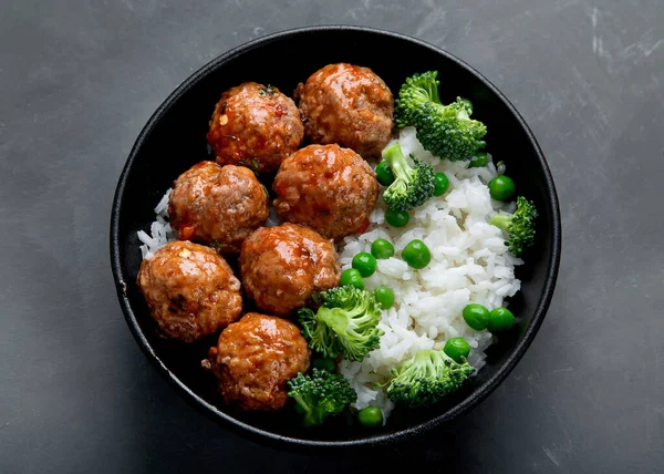 野菜と炒飯と自家製ミートボール バランスのとれた健康的な食品 トップ表示 — ストック写真