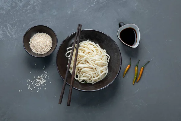 Udon Noedels Met Champignons Groenten Aziatische Stijl Gezond Voedsel Bovenaanzicht — Stockfoto