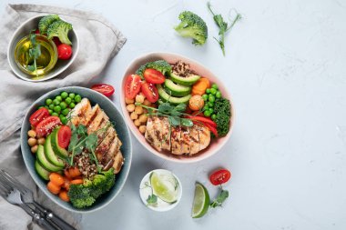 Sebzeli, nohut ve kinoalı sağlıklı tavuk kasesi. Izgara tavuk salatası. Temiz ve dengeli sağlıklı gıda konsepti. Üst görünüm, alanı kopyala