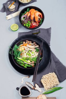Bir sürü Asya yemeği. Asya yemekleri konsepti. Çin ya da Tayland mutfağı. Üst görünüm, alanı kopyala