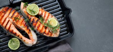 Izgarada somon bifteği. Dengeli diyet. Üst görünüm, alanı kopyala