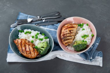 Izgara tavuk göğsü ya da fileto ve haşlanmış beyaz pirinç. Sağlıklı beslenme, diyet konsepti. 