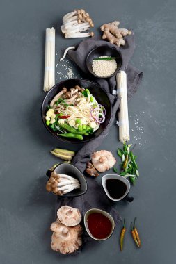 Mantar ve sebzeli Udon eriştesi. Asya tarzı sağlıklı yiyecekler. Üst görünüm, alanı kopyala