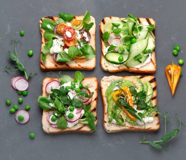 Kahvaltıda çeşit çeşit vejetaryen sandviç. Üst görünüm, alanı kopyala