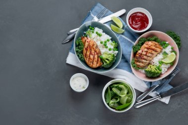 Izgara tavuk göğsü ya da fileto ve haşlanmış beyaz pirinç. Sağlıklı beslenme, diyet konsepti. Üst görünüm, alanı kopyala