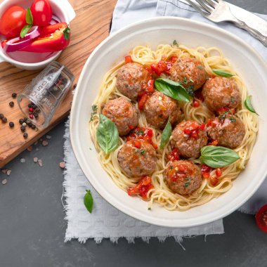 Domates soslu köfte ve spagetti. Otantik İtalyan tarifi. Üst Görünüm, Boşluğu Kopyala