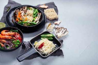 Bir sürü Asya yemeği. Asya yemekleri konsepti. Çin ya da Tayland mutfağı. 