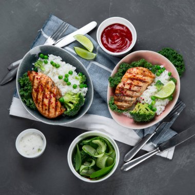 Izgara tavuk göğsü ya da fileto ve haşlanmış beyaz pirinç. Sağlıklı beslenme, diyet konsepti. Üst görünüm, alanı kopyala