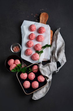 Otlu taze çiğ köfte. Üst görünüm, alanı kopyala