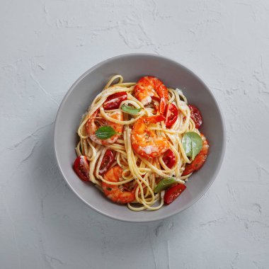 Beyaz soslu karidesli makarna. İtalyan mutfağı. Üst görünüm, alanı kopyala