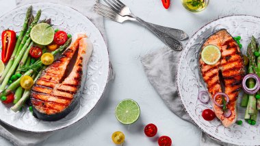 Taze salatalı ızgara somon. Sağlıklı yeme konsepti. Üst görünüm