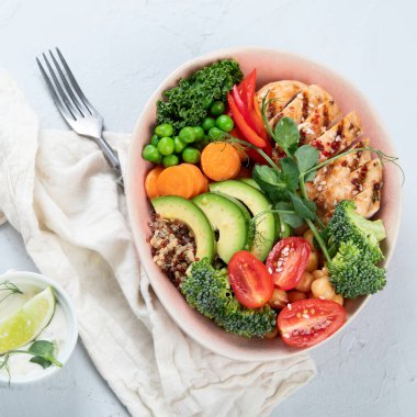 Sebzeli, nohut ve kinoalı sağlıklı tavuk kasesi. Izgara tavuk salatası. Temiz ve dengeli sağlıklı gıda konsepti. Üst görünüm