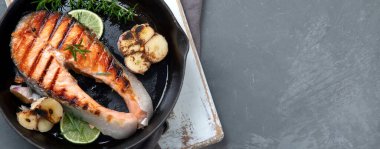 Izgarada somon bifteği. Dengeli diyet. Üst görünüm, alanı kopyala