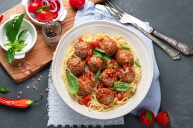 Domates soslu köfte ve spagetti. Otantik İtalyan tarifi. Üst görünüm