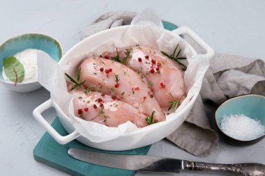 Baharatlı, otlu ve sebzeli taze çiğ tavuk filetosu. Akşam yemeğini hazırlıyorum.. 