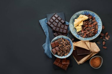 Lezzetli çikolatalar ve parçalar. Üst görünüm, alanı kopyala