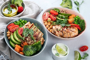 Sebzeli, nohut ve kinoalı sağlıklı tavuk kasesi. Izgara tavuk salatası. Temiz ve dengeli sağlıklı gıda konsepti. Üst görünüm, alanı kopyala