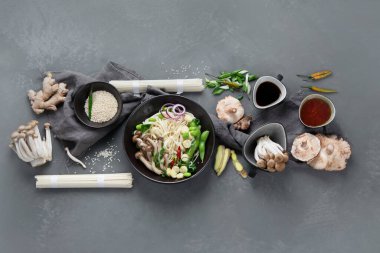 Mantar ve sebzeli Udon eriştesi. Asya tarzı sağlıklı yiyecekler. Üst görünüm, alanı kopyala