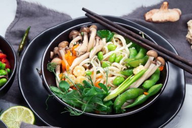 Bir sürü Asya yemeği. Asya yemekleri konsepti. Çin ya da Tayland mutfağı. 