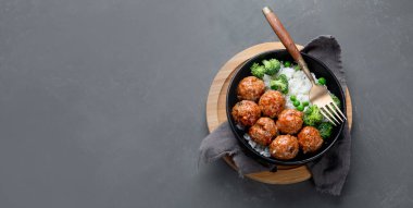 Ev yapımı köfte ve sebzeli pilav. Dengeli ve sağlıklı yiyecekler. Üst görünüm, alanı kopyala