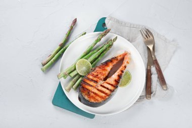 Taze salatalı ızgara somon. Sağlıklı yeme konsepti. Üst görünüm