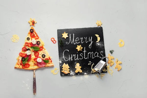 Een Stuk Pizza Als Een Kerstboom Kerstmis Nieuwjaar Concept Bovenaanzicht — Stockfoto