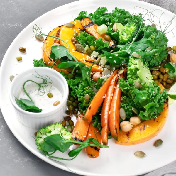 Salada Abóbora Grelhada Com Legumes Comida Vegetariana Saudável Vista Superior — Fotografia de Stock
