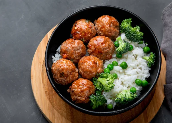 野菜と炒飯と自家製ミートボール バランスのとれた健康的な食品 — ストック写真