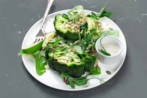 Salada Brócolis Verde Com Molho Branco Conceito Alimento Helathy — Fotografia de Stock