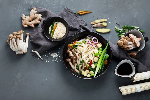 우동에 버섯과 야채를 곁들인 아시아식 — 스톡 사진