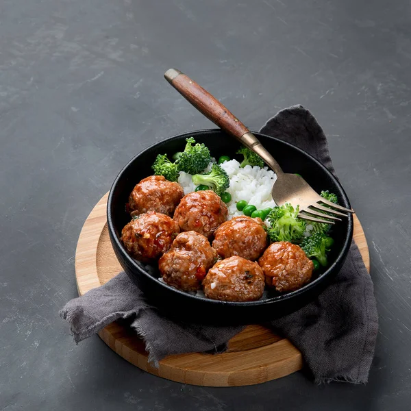 野菜と炒飯と自家製ミートボール バランスのとれた健康的な食品 スペースのコピー — ストック写真