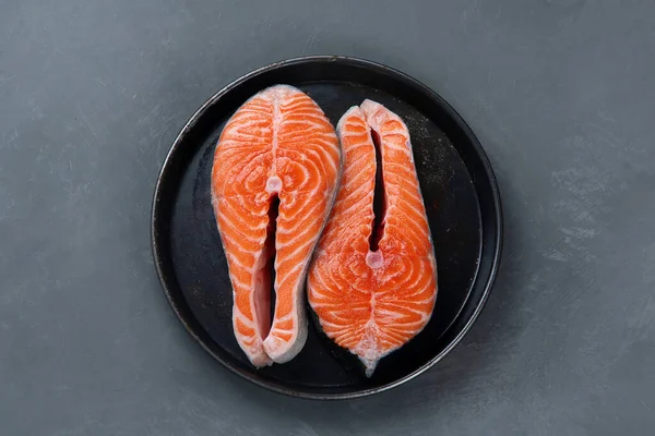 Salmon Segar Steak Mentah Dengan Herbal Dan Minyak Bahan Bahan — Stok Foto