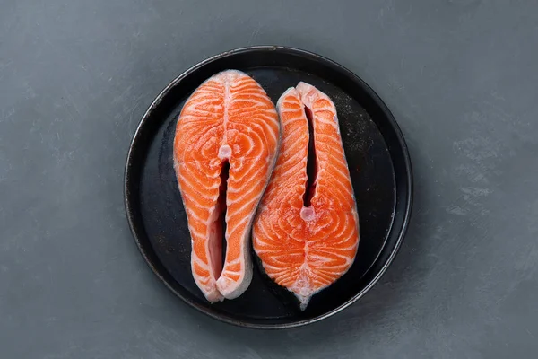 Bifes Salmão Crus Frescos Com Ervas Óleo Ingredientes Para Cozinhar — Fotografia de Stock