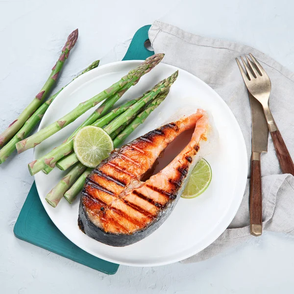 Lachs Vom Grill Mit Frischem Salat Helathy Eating Konzept Ansicht — Stockfoto