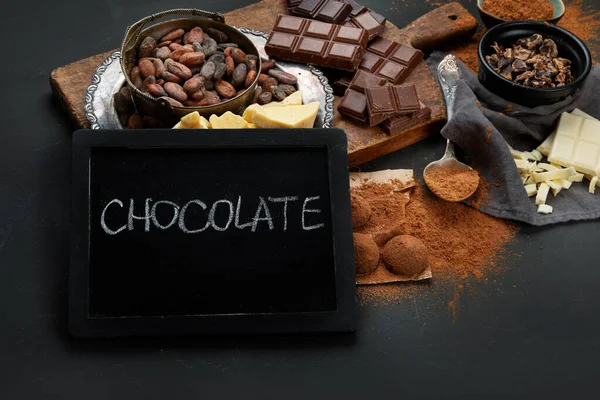 Bare Bucăți Delicioase Ciocolată Vedere Sus Tablă Cretă — Fotografie, imagine de stoc