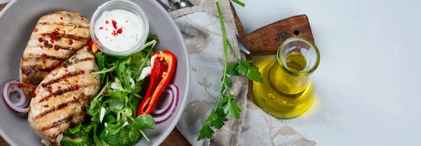 Grilované Kuřecí Filety Čerstvý Zeleninový Salát Zdravé Jídlo Keto Dieta — Stock fotografie