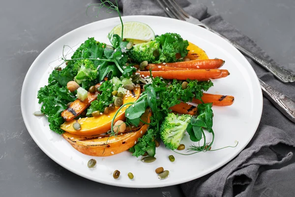 Salada Abóbora Grelhada Com Legumes Alimentos Veganos Saudáveis — Fotografia de Stock