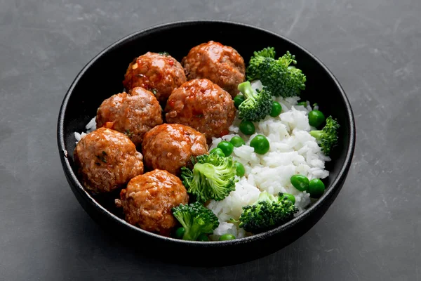 野菜と炒飯と自家製ミートボール バランスのとれた健康的な食品 — ストック写真
