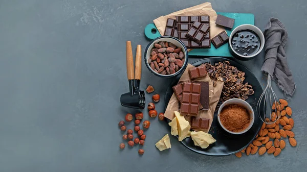 Bare Delicioase Ciocolată Bucăți Nuci Vizualizare Sus Spațiu Copiere — Fotografie, imagine de stoc